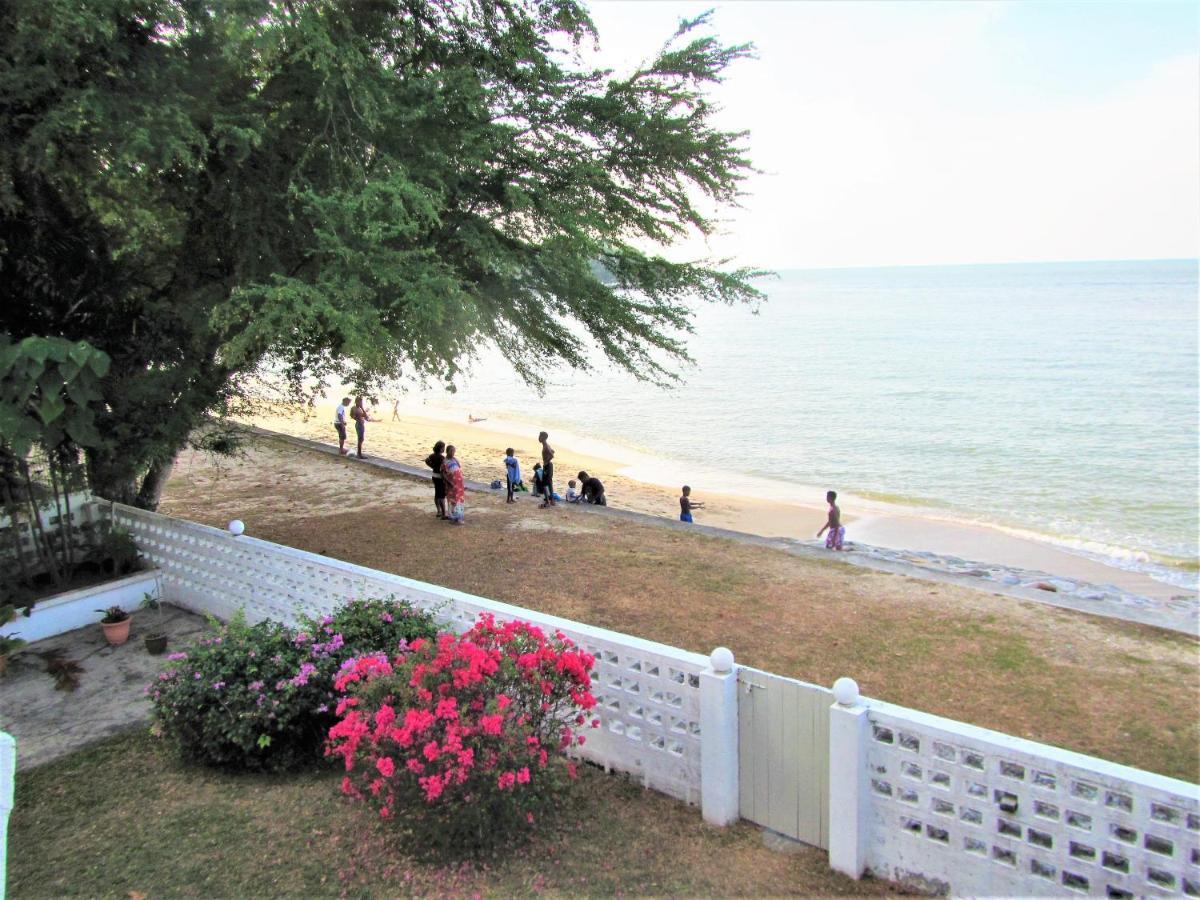 G&T'S Beach Front Villa Tanjung Bungah  Exterior photo